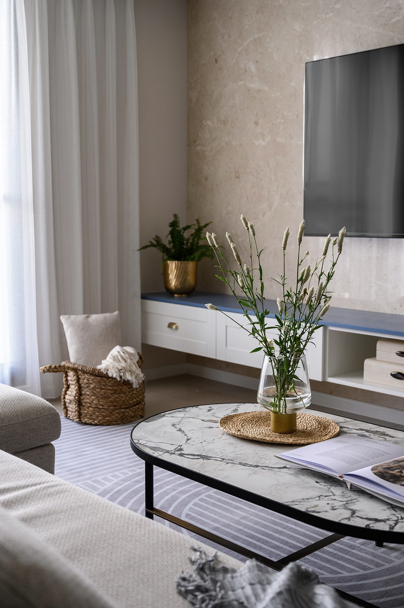 電視牆設計案例 5 – 大理石牆面與系統櫃搭配